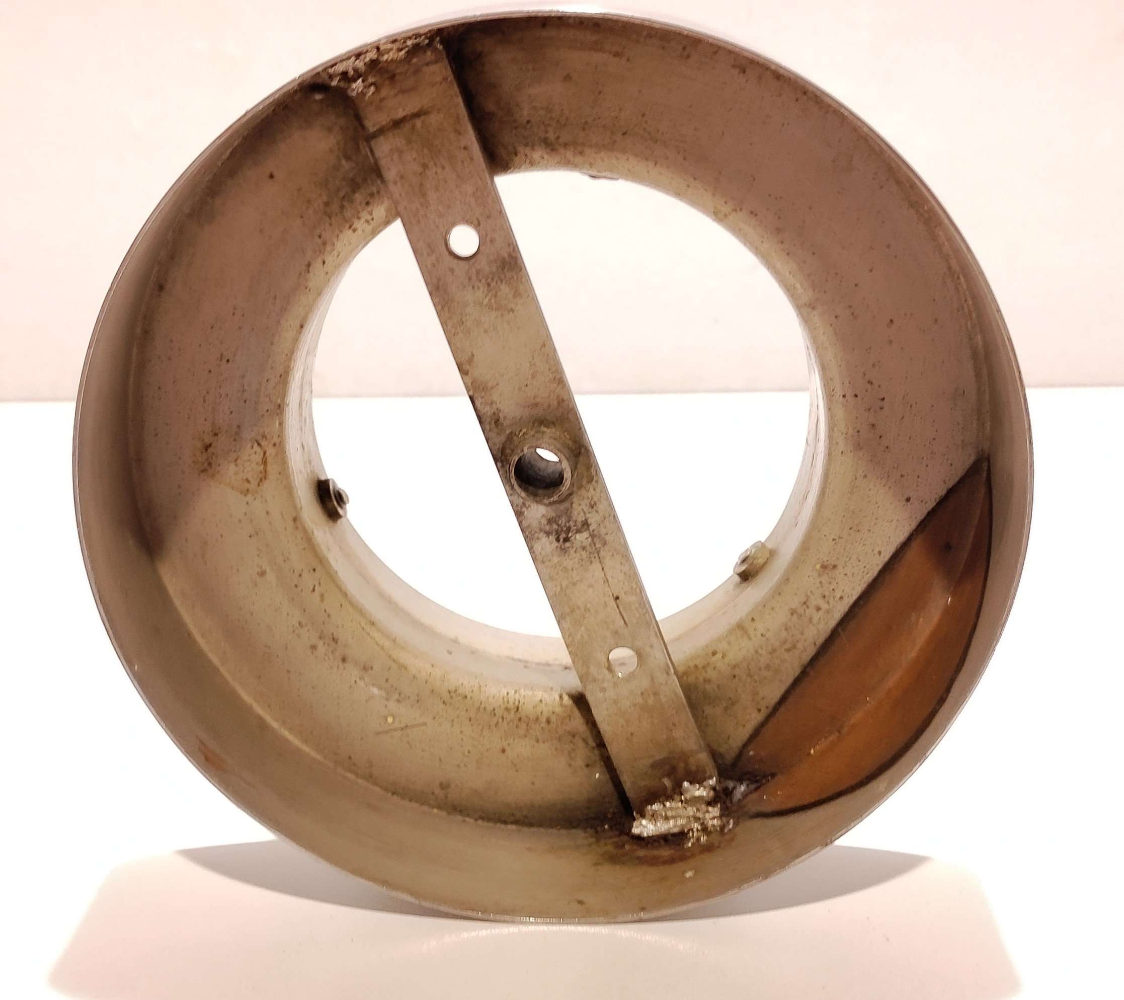 Forkromet glasholder til kugleglas eller lampeglas med gribekant mellem 6,9 og 7,9 cm. Til loft og væg montering. Læs mere – produktbillede 2 – Glasholdere lamper – Antikke