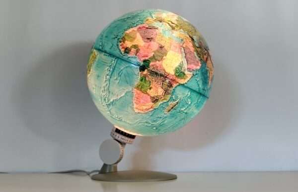 Stor globus fra 1970. Yderst velholdt. Med koordinat system for sted finding. Globen er 30 cm i diameter.