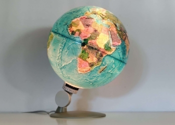 Stor globus fra 1970. Yderst velholdt. Med koordinat system for sted finding. Globen er 30 cm i diameter.