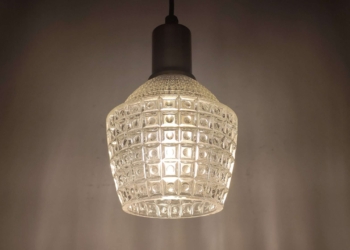 Smuk vintage glaspendel. Klart glas. Restaureret Alt el er nyt. 14 cm i diameter. Læs mere.
