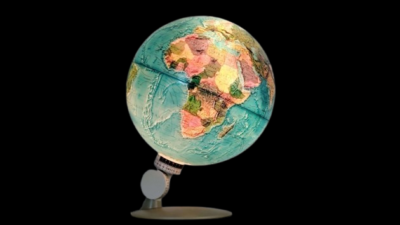 Stor globus fra 1970. Yderst velholdt. Med koordinat system for sted finding. Globen er 30 cm i diameter.