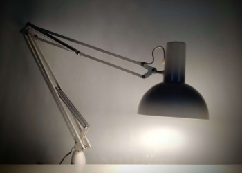Louis Poulsen arkitekt lampe i hvid med brugsspor. Lang model 100 cm arm. Læs mere.