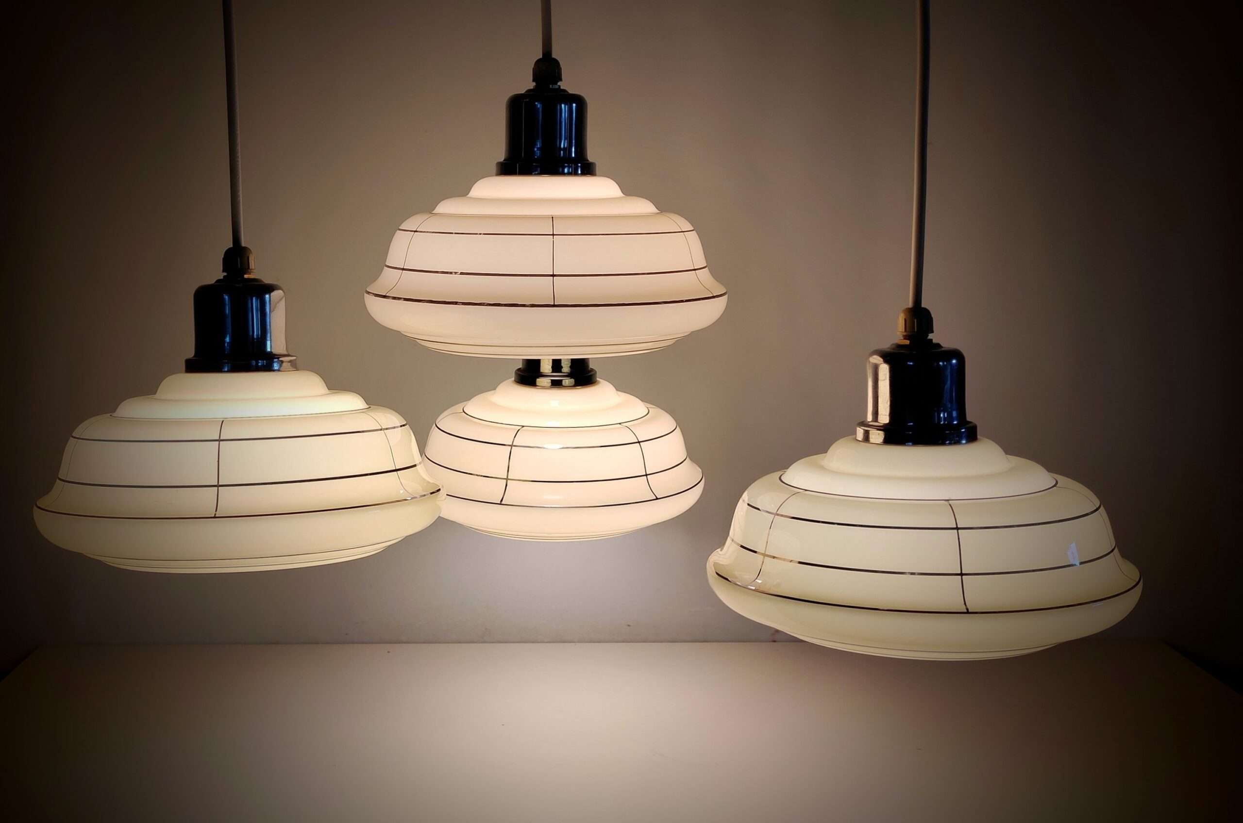 2 pcs. 1960 art Deco glas pendler med helt nyt el. Ø20. Købes i par. Læs mere. – Design ikoniske lamper til spisestuen