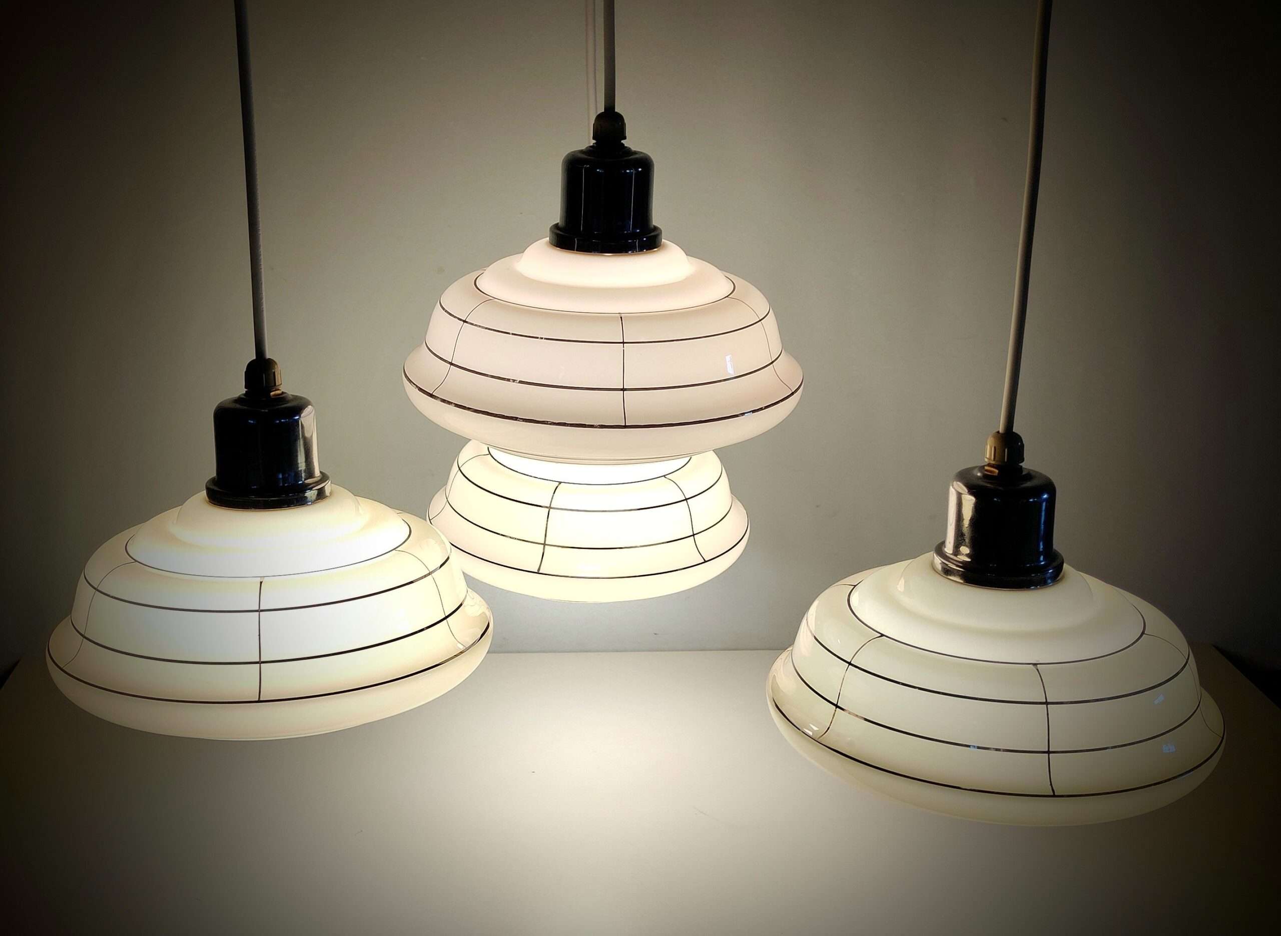 2 pcs. 1960 art Deco glas pendler med helt nyt el. Ø20. Købes i par. Læs mere. – produktbillede 3 – Design ikoniske lamper til spisestuen