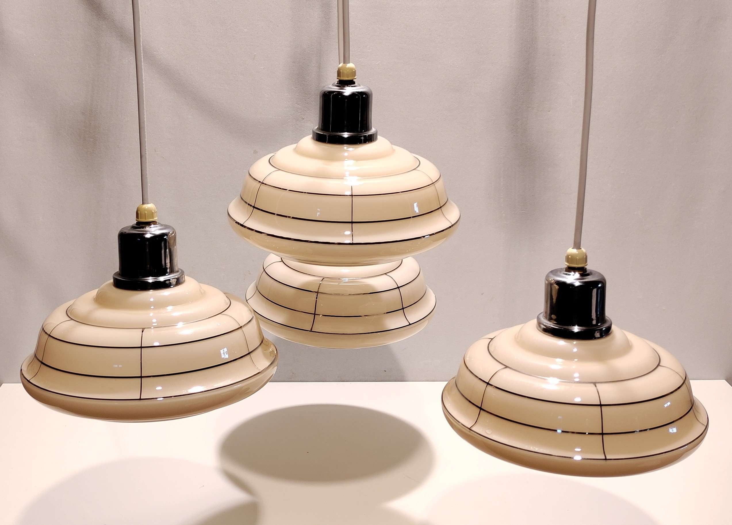 2 pcs. 1960 art Deco glas pendler med helt nyt el. Ø20. Købes i par. Læs mere. – produktbillede 1 – Design ikoniske lamper til spisestuen