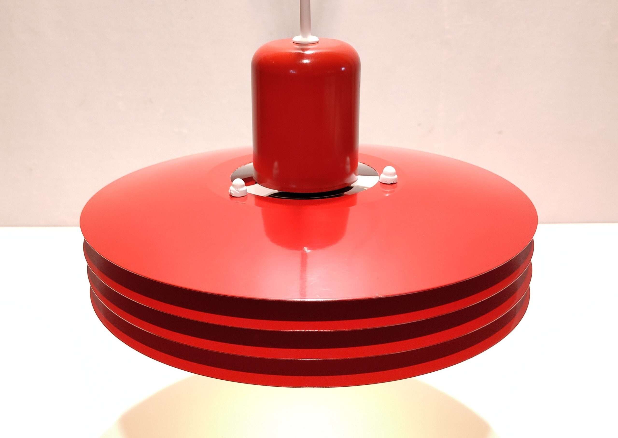 E.S.Horn danish design. 1980. Alt el er nyt. Ø24,5 cm. Red. Made in Denmark. Læs mere. – produktbillede 1 – Design ikoniske lamper til spisestuen