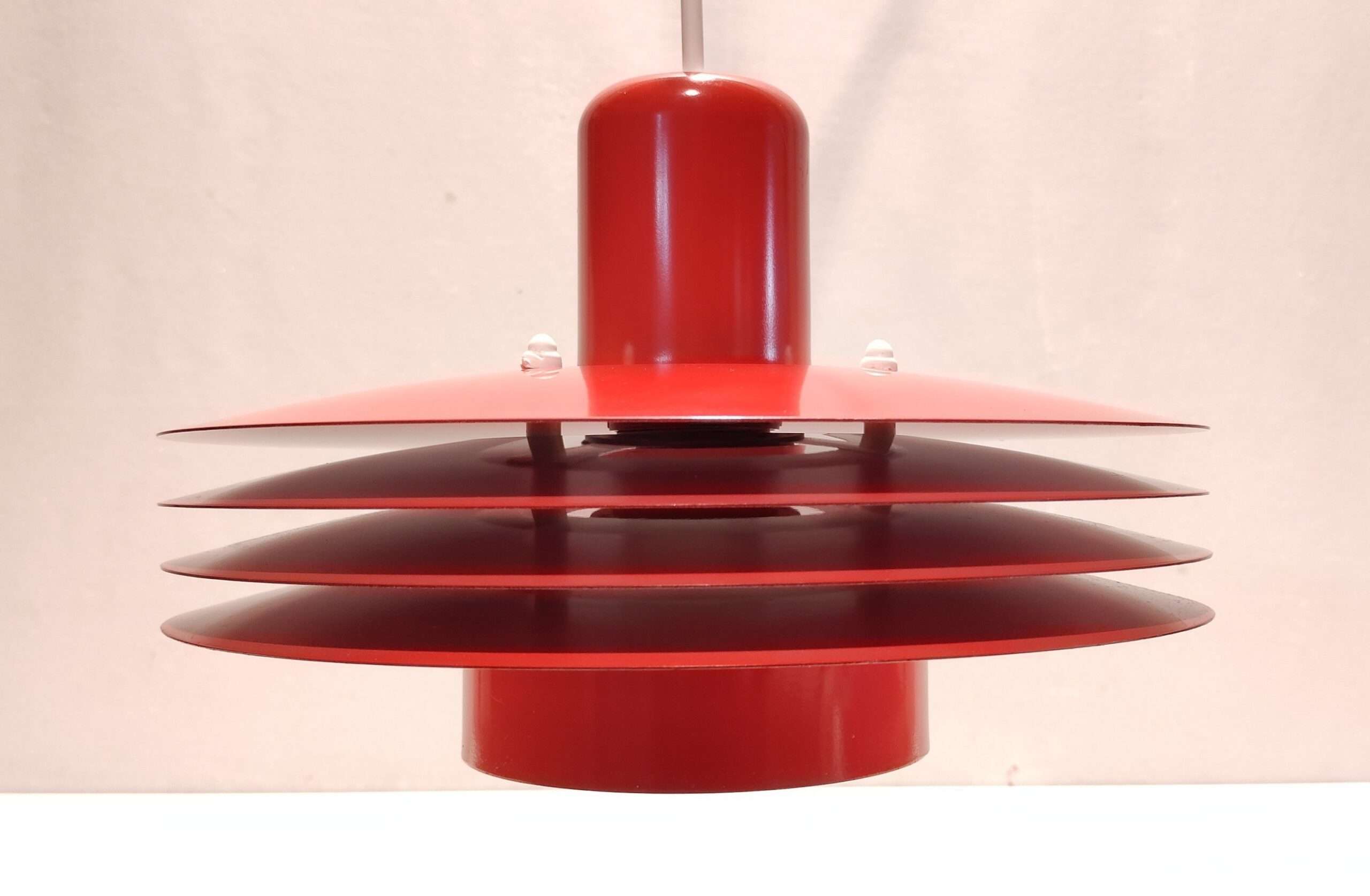 E.S.Horn danish design. 1980. Alt el er nyt. Ø24,5 cm. Red. Made in Denmark. Læs mere. – produktbillede 3 – Design ikoniske lamper til spisestuen