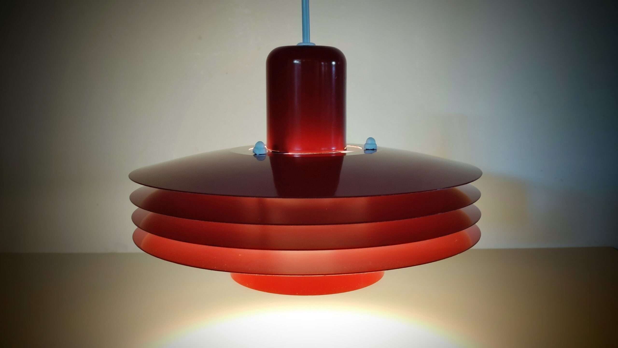 E.S.Horn danish design. 1980. Alt el er nyt. Ø24,5 cm. Red. Made in Denmark. Læs mere. – Design ikoniske lamper til spisestuen