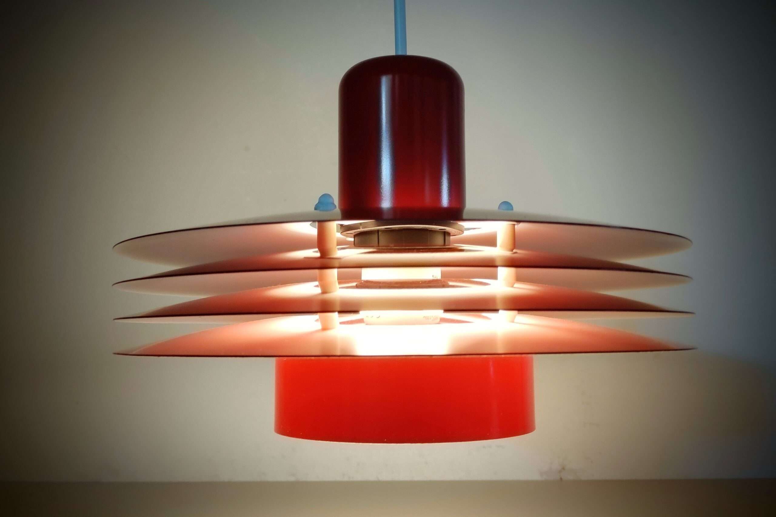 E.S.Horn danish design. 1980. Alt el er nyt. Ø24,5 cm. Red. Made in Denmark. Læs mere. – produktbillede 2 – Design ikoniske lamper til spisestuen