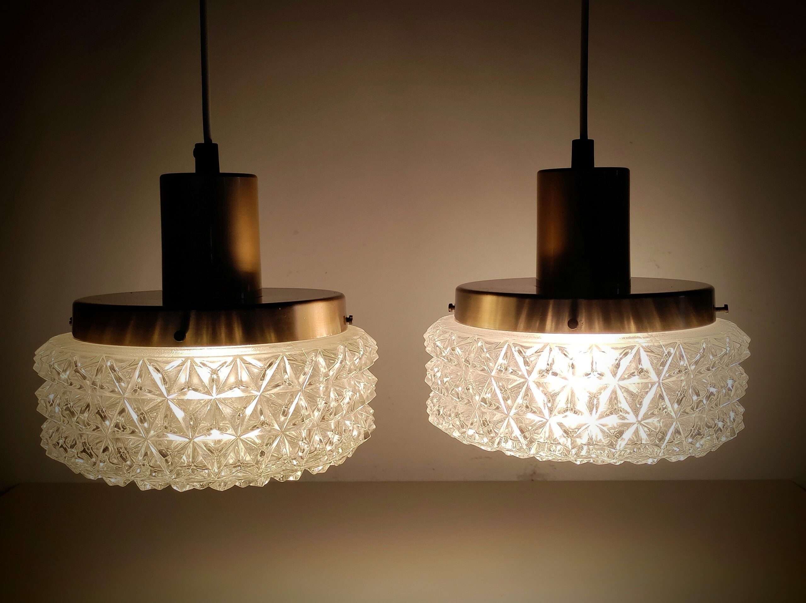 Sæt med 2 sjældne Vitrika dansk design lysekroner i messing og sart smukt glas. Ø23. Alt el m.m er udskiftet til nyt. 1970. Sætpris Læs mere. – Design ikoniske lamper til spisestuen