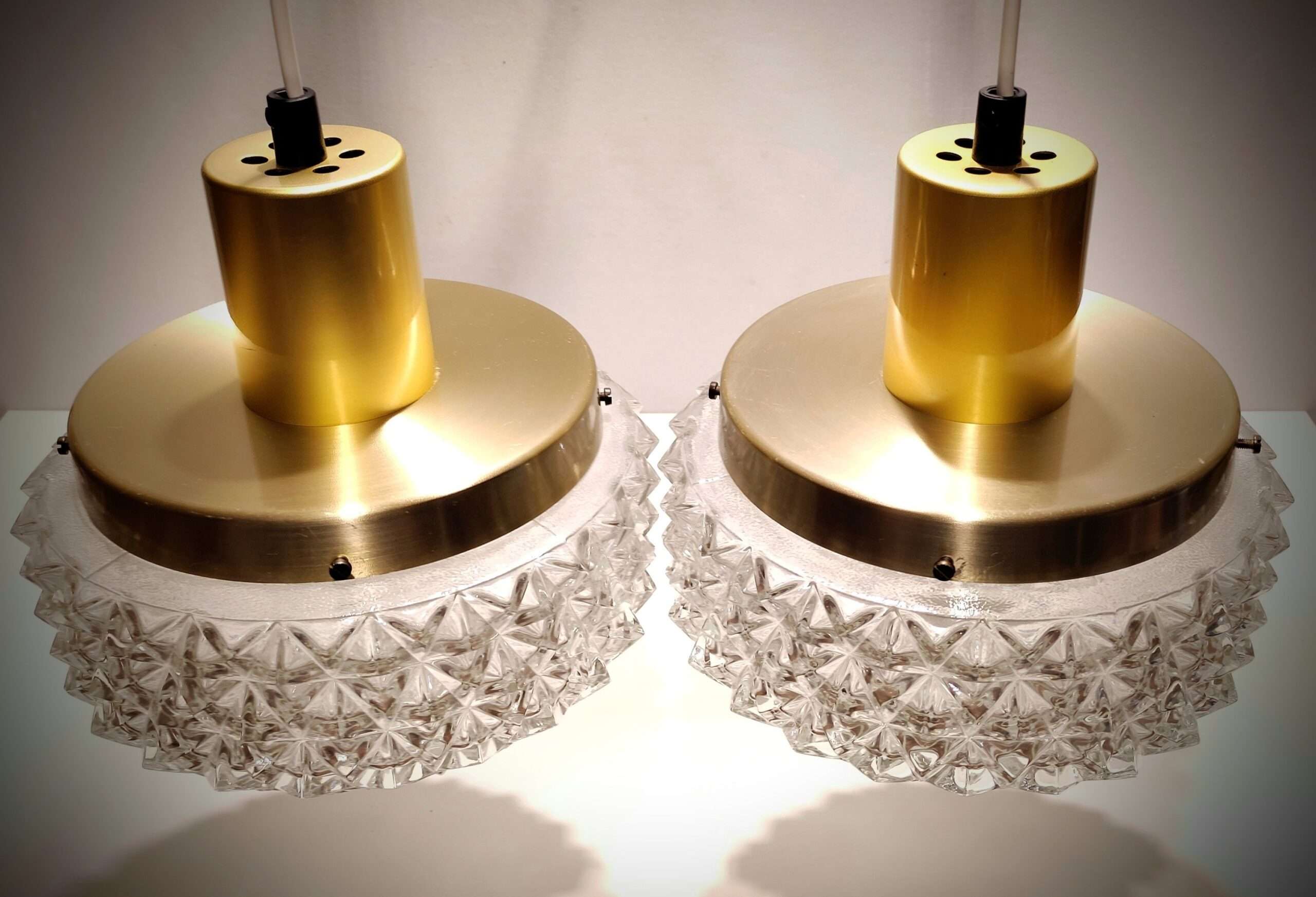 Sæt med 2 sjældne Vitrika dansk design lysekroner i messing og sart smukt glas. Ø23. Alt el m.m er udskiftet til nyt. 1970. Sætpris Læs mere. – produktbillede 1 – Design ikoniske lamper til spisestuen