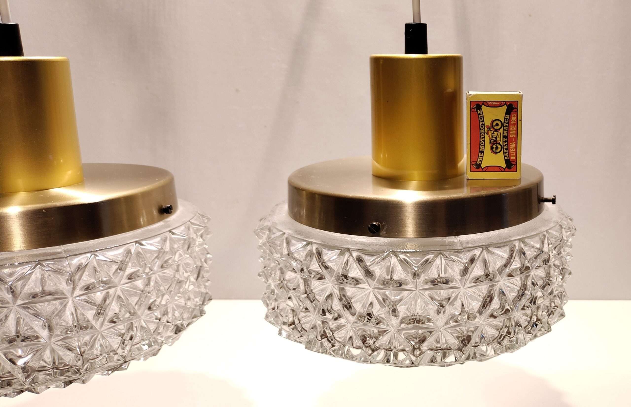 Sæt med 2 sjældne Vitrika dansk design lysekroner i messing og sart smukt glas. Ø23. Alt el m.m er udskiftet til nyt. 1970. Sætpris Læs mere. – produktbillede 4 – Design ikoniske lamper til spisestuen