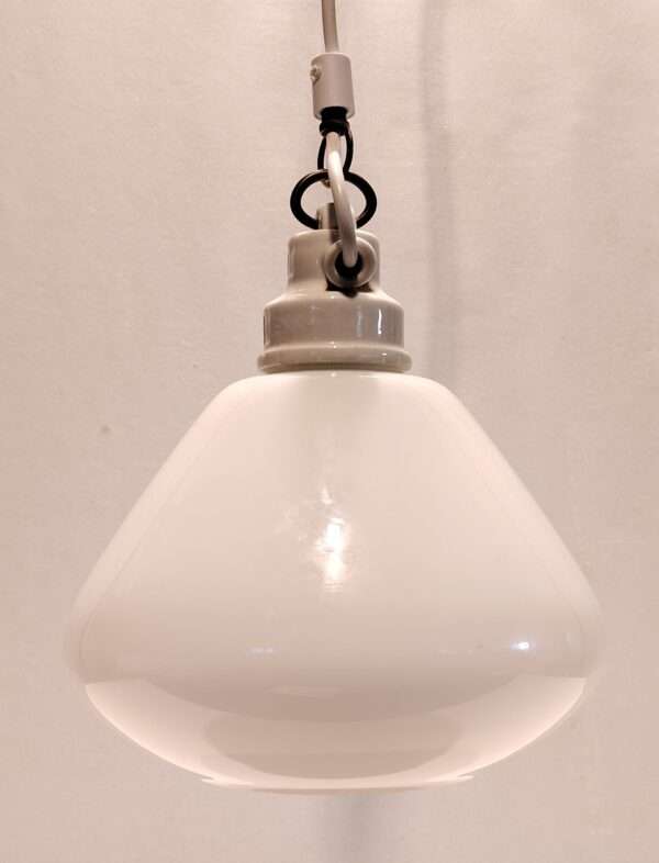 Antik opalglas lampe med antik porcelæn fatning. 1940. Ny ledning m.m Ø20