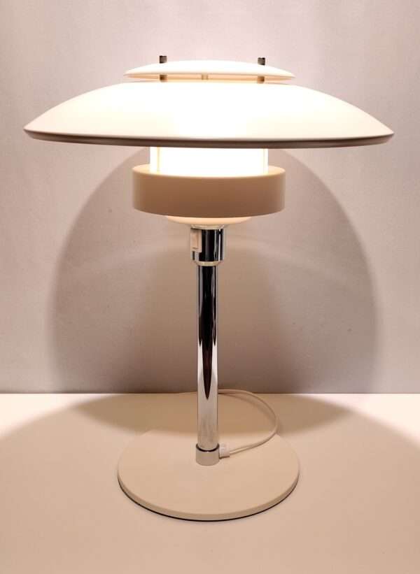 Vintage Simon Henningsen Lyskær dansk design bordlampe fra 1980. Stor og imponerende i særdeles flot stand. Flødehvid. Ø40 cm. Læs mere.