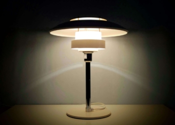Vintage Simon Henningsen Lyskær dansk design bordlampe fra 1980. Stor og imponerende i særdeles flot stand. Flødehvid. Ø40 cm. Læs mere.