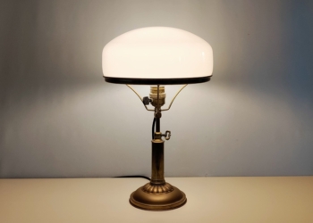 Antik svensk Strindberg lampe i messing og opalglas. Ø26 Delvist nyt el. Læs mere.