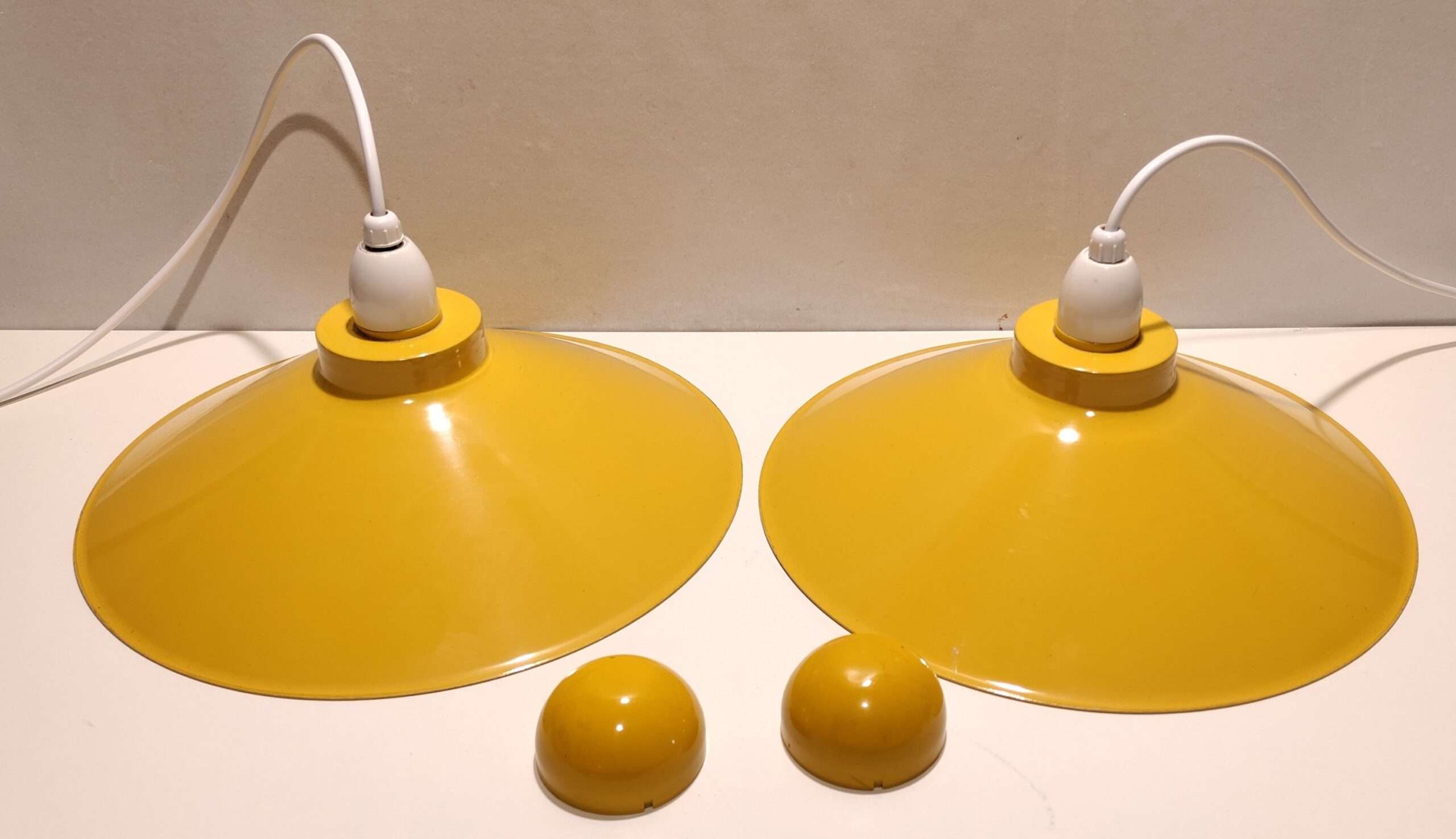 Sjældent sæt med 2 smukke E.S.Horn dansk design køkkenlamper i solsikkegul. Ø30. Incl originale anti blænddæksler. Sætpris.1970 Læs mere. – produktbillede 2 – Farvede og kontrastfulde
