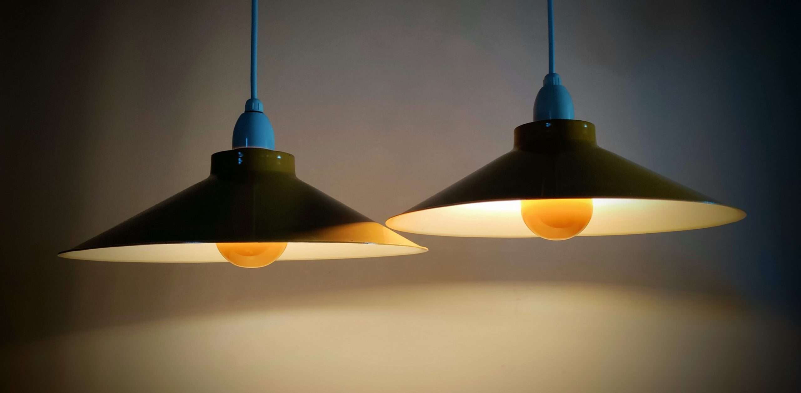 Sjældent sæt med 2 smukke E.S.Horn dansk design køkkenlamper i solsikkegul. Ø30. Incl originale anti blænddæksler. Sætpris.1970 Læs mere. – produktbillede 1 – Farvede og kontrastfulde