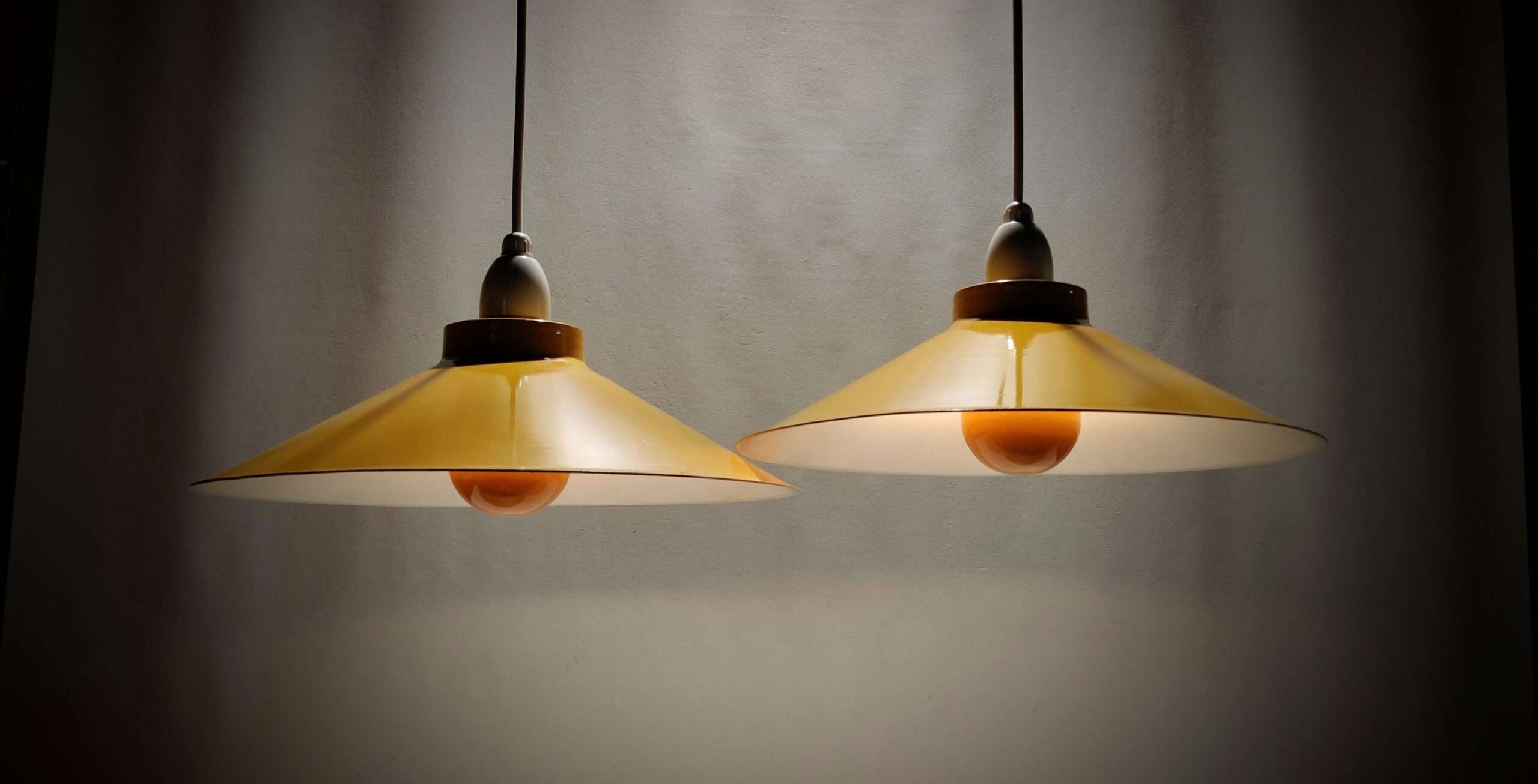 Sjældent sæt med 2 smukke E.S.Horn dansk design køkkenlamper i solsikkegul. Ø30. Incl originale anti blænddæksler. Sætpris.1970 Læs mere. – Farvede og kontrastfulde