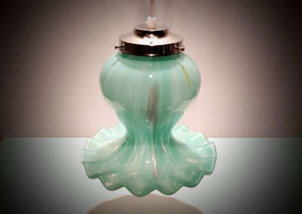 Romantisk mintgrøn antik glas pendel. Slørglas med alt el og ophæng i nyt. Fully restored. Ø25 Læs mere.