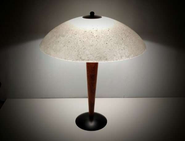 Imponerende bordlampe fra 1990. Massive. Made in Belgium. Italiensk glas. Ø38. Oak. Læs mere.