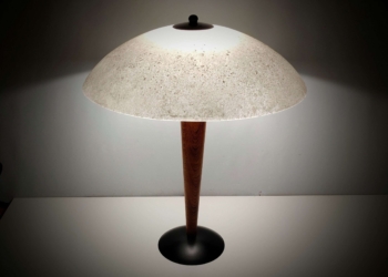 Imponerende bordlampe fra 1990. Massive. Made in Belgium. Italiensk glas. Ø38. Oak. Læs mere.