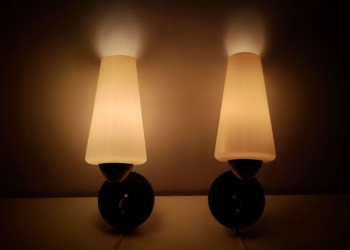 Sæt med 2 smukke væglamper til soveværelse, stue eller entré. Delvist nyt el. Sætpris. 1960. Læs mere.