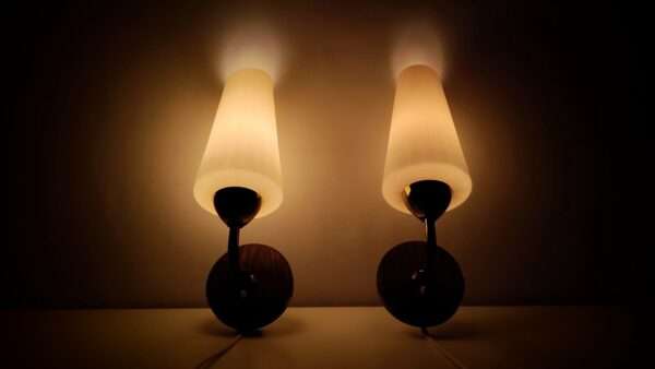 Sæt med 2 smukke væglamper til soveværelse, stue eller entré. Delvist nyt el. Sætpris. 1960. Læs mere.