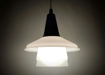 Sustainable upcycled loftlampe. Made in Denmark by Moeller. Ø23. Alt el er nyt. Unika. Læs mere.