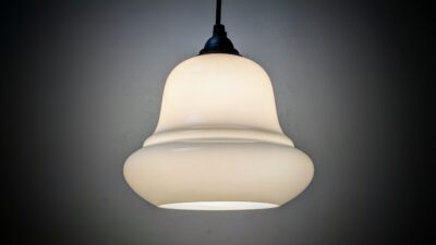 Antik opalglas pendel. Holmegaard Type 3. Fuld restaureret. Fra 1920. Nyt el. Ø20 cm.