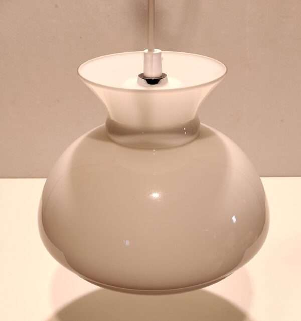 Unika upcycled Holmegaard opalglas. Loftlampe. Dobbelt glas. Alt el er nyt. Made by Moeller. Ø23. Læs mere.