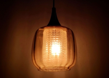 Carl Fagerlund glas Lampe – Pendel 1970. Håndlavet på Orrefors glasværk. Alt el er udskiftet til nyt. Ø17.
Læs mere.