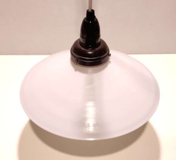 Antik Holmegaard opalglas skomager pendel. Ø27,5. Original bakelit ophæng og fatning. 1940. Ny ledning m.m
Læs mere.