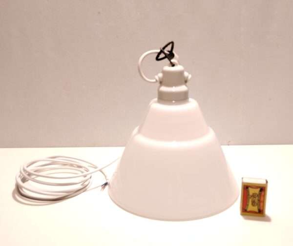 Unika opal glas lampe. Industri model. Upcycled by Moeller. Porcelæn fatning og ophæng. Ø23. Læs mere