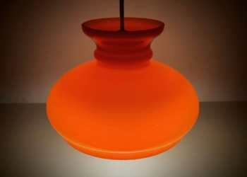 Upcycled Holmegaard loftlampe. Orange Ø22. Glas. Upcycled by Moeller. Alt el er nyt. Læs mere.