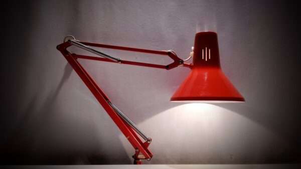 Luxo D arkitekt lampe. Rød m 70 cm arm. Norsk design og kvalitet. Læs mere.