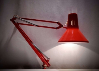 Luxo D arkitekt lampe. Rød m 70 cm arm. Norsk design og kvalitet. Læs mere.