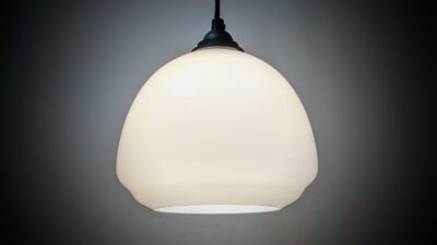 Smukke opalglas køkken pendler fra 1940. Alt el og ophæng er nyt. Ø20. Stykpris.