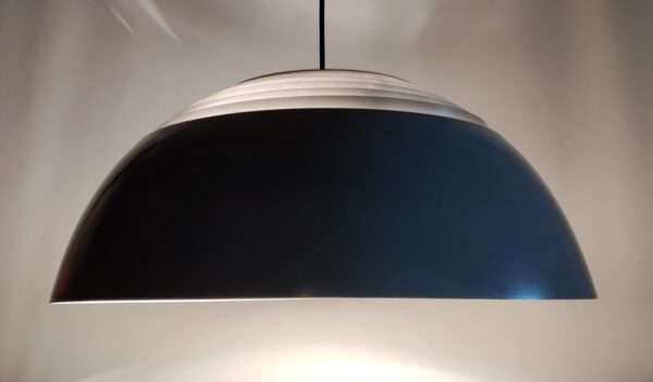 Arne Jacobsen loftlampe 1960. Fremstillet af Louis Poulsen. Type 116554. Lys grå. Brugsspor. Delvist nyt el. Ø50 Læs mere.