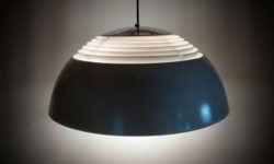 Arne Jacobsen loftlampe 1960. Fremstillet af Louis Poulsen. Type 116554. Lys grå. Brugsspor. Delvist nyt el. Ø50 Læs mere.