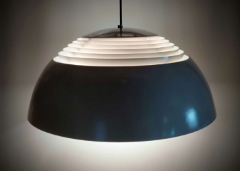 Arne Jacobsen loftlampe 1960. Fremstillet af Louis Poulsen. Type 116554. Lys grå. Brugsspor. Delvist nyt el. Ø50 Læs mere.