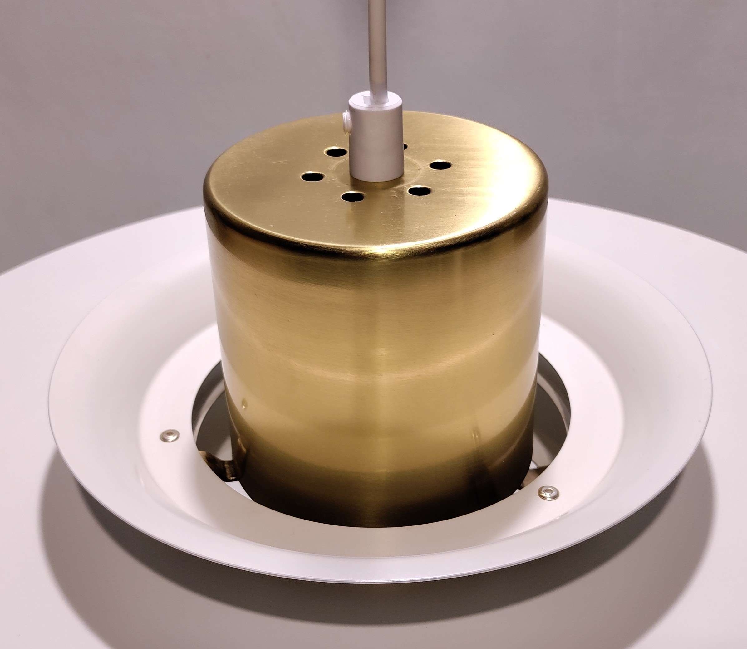 Vitrika model 23590. Særdeles velholdt. Ø45. Sjælden hvid og messing farve. 1960