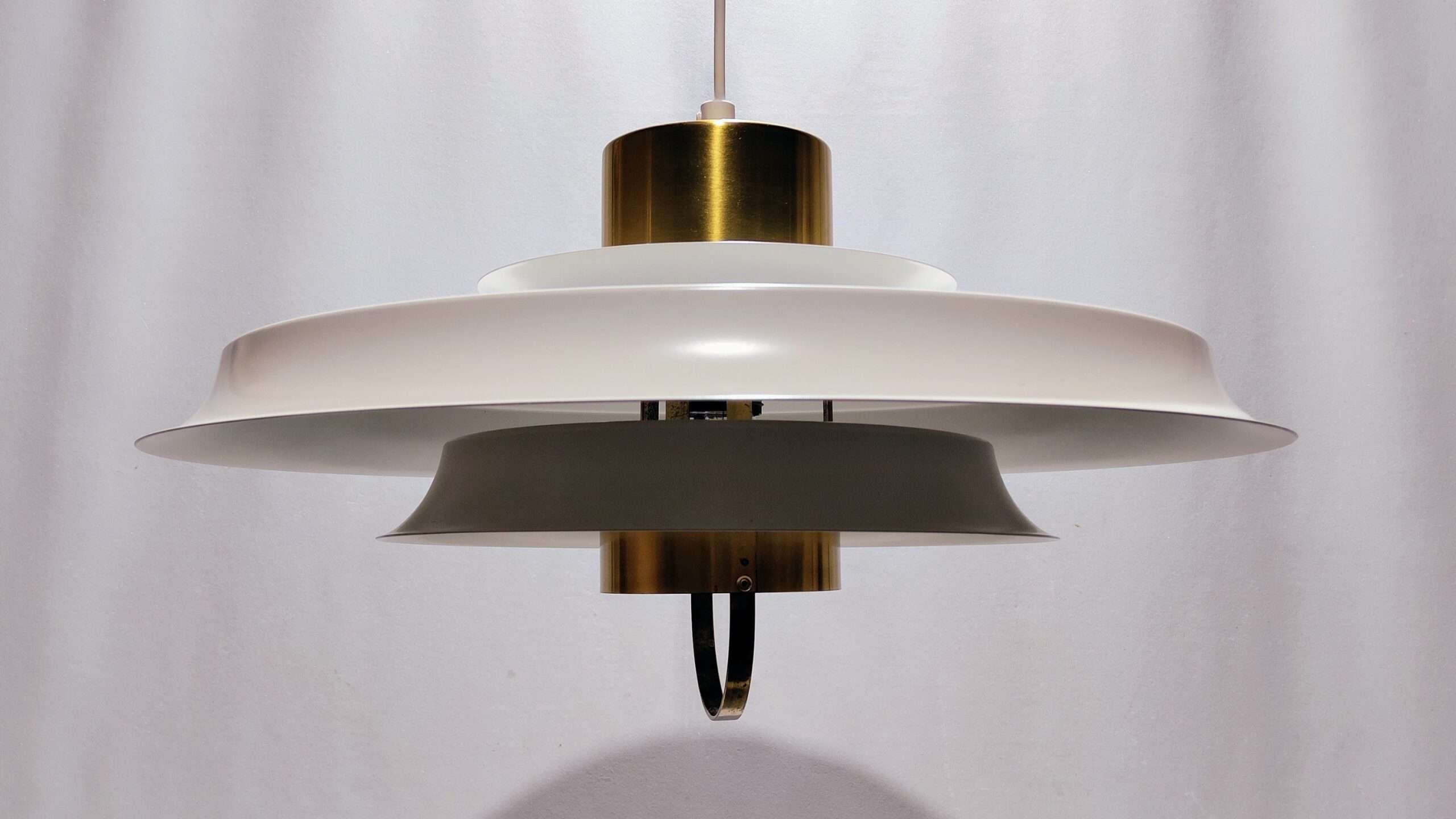 Vitrika model 23590. Særdeles velholdt. Ø45. Sjælden hvid og messing farve. 1960