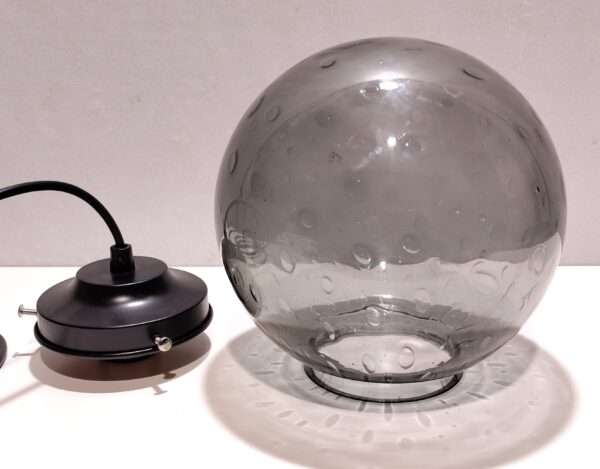 Den sorte glaspendel. E.S.Horn glas 1970. Upcycled til loftlampe. Ø20. Alt el og ophæng er nyt. Læs mere.