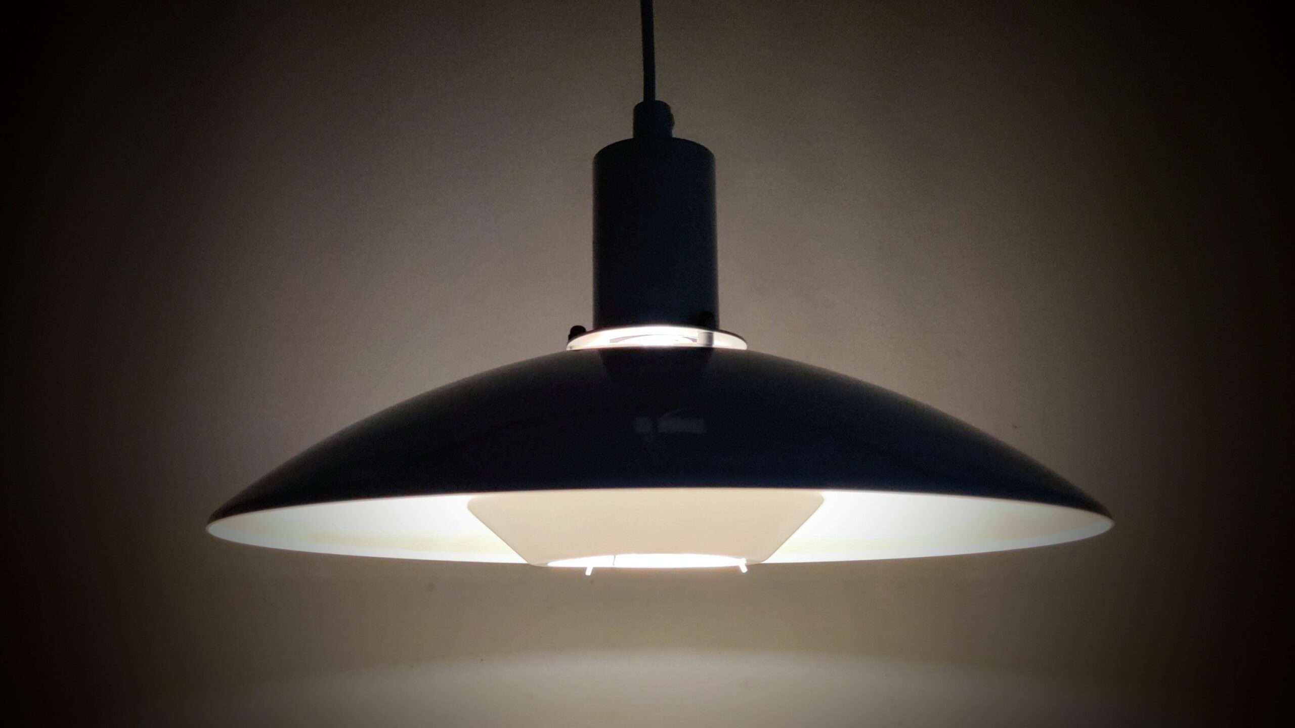 Jeka Dansk design lampe. Model Rio. Nyt el. 1990 Læs mere. – Hvide og neutrale stilfulde
