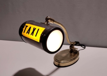 Unika custom made Taxi skrivebordslampe. Apokalyptisk. Alt el er nyt. Læs mere.
