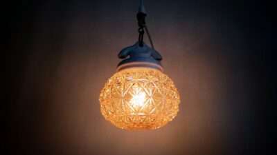 Eksklusiv antik loftlampe i porcelæn.