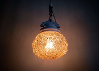Eksklusiv antik loftlampe i porcelæn og vintage glas. Delvist nyt el. Ø18. Læs mere