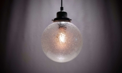 Custom made kuglependel med frostet vintage glas. Ø20. Nyt ophæng og el.