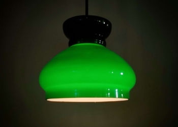 Skovgrøn Holmegaard glas lampe. Upcycled. Nyt el. Ø18. Læs mere.